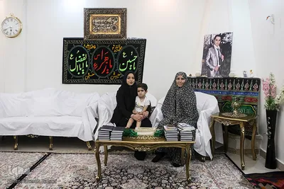 المیرا پناهی، عروس خانواده پناهی ۴ سال است که مراسم عزاداری امام حسین(ع) را در خانه خود برگزار می‌کند. وی می‌گوید بعداز فوت برادر شوهرش، همسرش تصمیم به برگزاری مراسم عزاداری امام حسین(ع) را گرفته است. مریم پناهی مادر همسرش در کنار وی نشسته است.