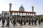 اهتزاز پرچم عزا بر فراز گنبد فيروزه‌اي آستان شاهچراغ(ع)
