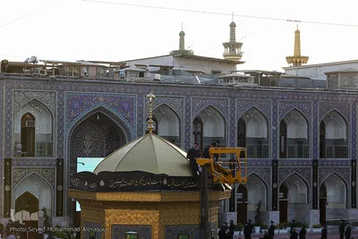 تعویض پرچم گنبد حرم رضوی در آغاز ماه محرم
