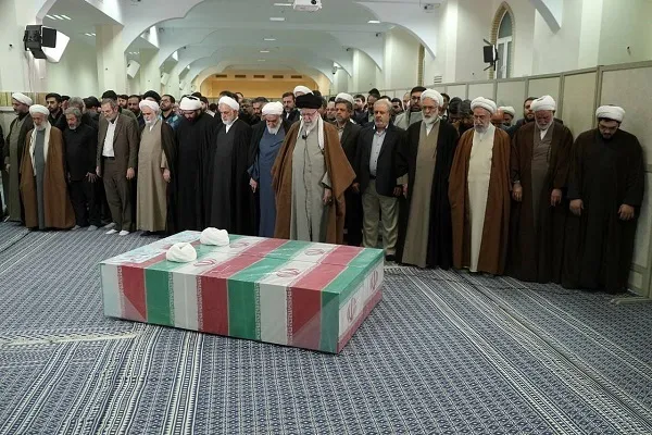 L'ayatollah Khamenei dirige la prière funéraire pour les juges martyrs