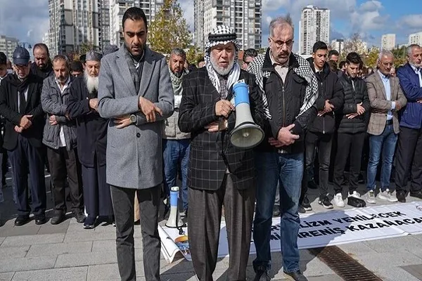 اقامه نماز میت غیابی برای یحیی السنوار در استانبول