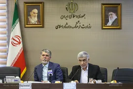 از راست عبدالهادی فقهی‌زاده، معاون وزیر فرهنگ و ارشاد اسلامی و سیدعباس صالحی، وزیر فرهنگ و ارشاد اسلامی در جلسه کمیسیون توسعه فعالیتهای تبلیغ و ترویج قرآن کریم