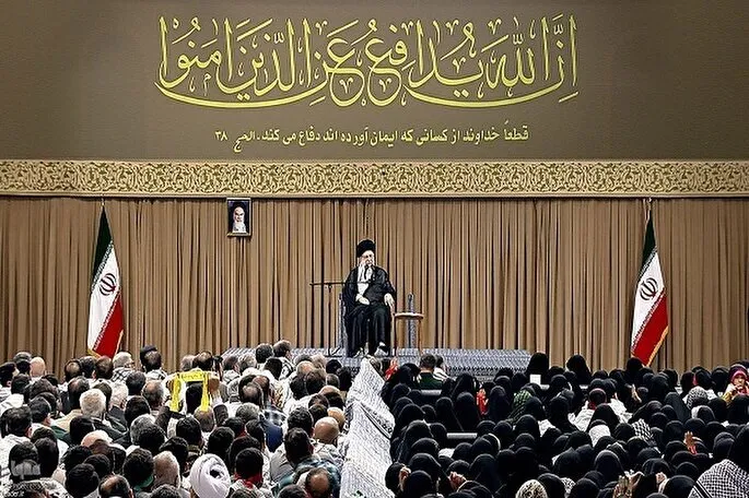 قائد الثورة الإسلامیة‌: قوة حزب الله أكبر من أن تنهزم أمام العدو + صور