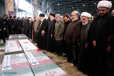 مراسم اقامه نماز بر پیکر مطهر سپهبد شهید حاج قاسم سلیمانی و همرزمان شهیدش با حضور رهبر معظم انقلاب