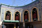 Der Heilige Schrein von Abul Fadhl Al-Abbas (as.) trägt Schwarz