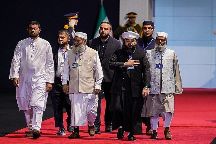 Des invités étrangers et des dignitaires rendent hommage à la dépouille du guide martyr