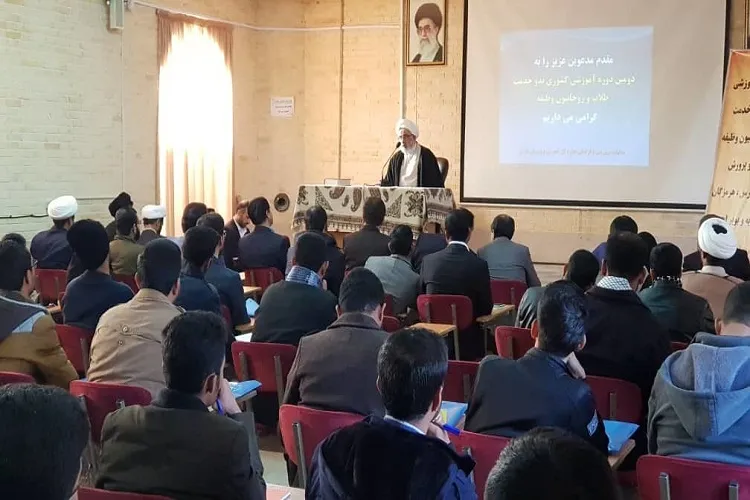 راه نشان دادن مظهریت صفات خداوند در انسان، علم و عمل است