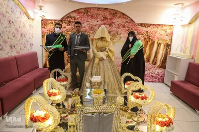 هدیه خادمان حرم شاهچراغ به زوج ها در روز ازدواج
