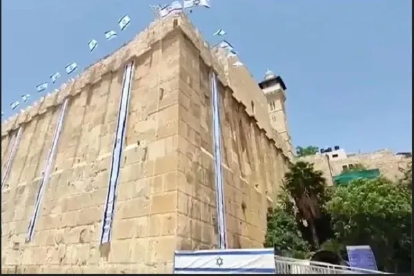 Kecaman menaikkan bendera rejim Zionis ke atas dinding masjid Ibrahimi