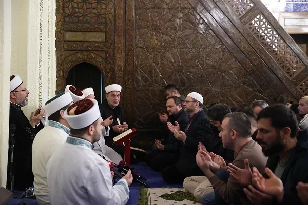 Pessoas na Turquia participam de sessões do Alcorão em resposta à profanação na Suécia