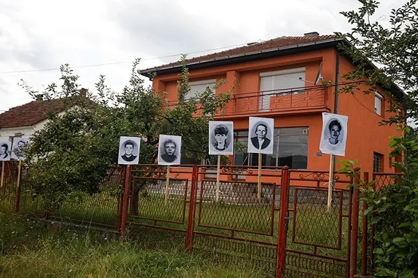 Sırp askerlerinin fotoğraflarının yerleştirildiği Srebrenitsa'da Müslümanlara provokasyon