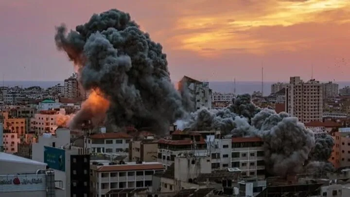 Sionist rejim qaçqınlarla dolu məktəbi bombalayıb
