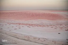 دریاچه حوض سلطان به رنگ سرخ