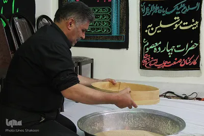 آماده سازی اوماج حلوای سنتی زنجان برای روز عاشورا