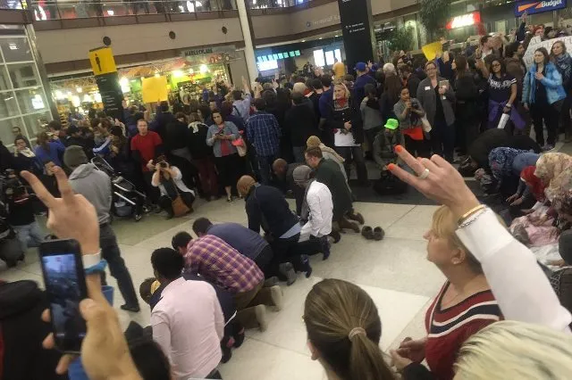 Mutane Na Nuna Goyon Baya Ga Musulmi A Filayen Jiragen Sama Na Amurka