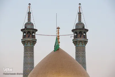 تعویض پرچم گنبد حرم رضوی در آغاز ماه محرم