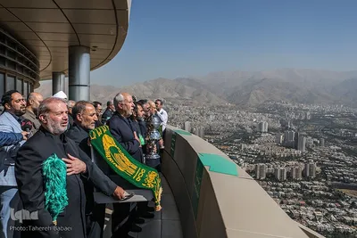 اهتزاز پنج پرچم حرمین عتبات عالیات در برج میلاد تهران