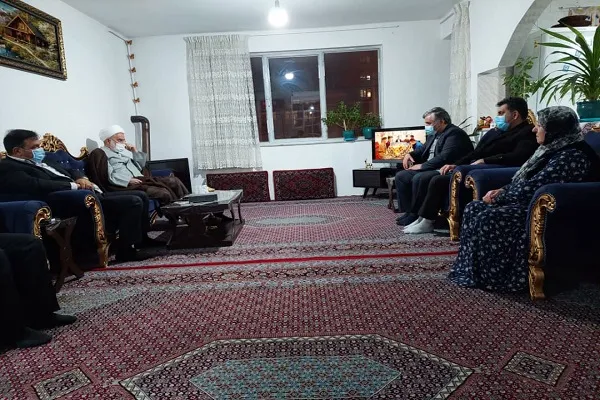 نماینده ولی فقیه در کردستان با خانواده های شهدا دیدار کرد