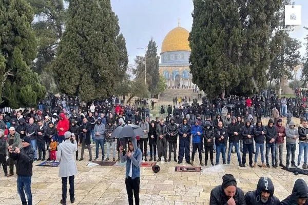 بالصور...30 ألفاً يؤدون صلاة الجمعة في المسجد الأقصى