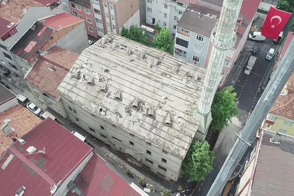 Risk nedeniyle kapatılan cami yıkılıyor