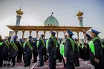اهتزاز پرچم عزا بر فراز گنبد فيروزه‌اي آستان شاهچراغ(ع)

