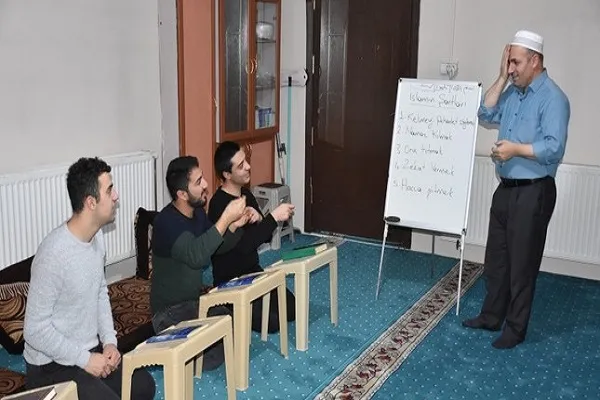 تركيا تكرّم 5 من حفاظ القرآن الصمّ برحلة لأداء العمرة