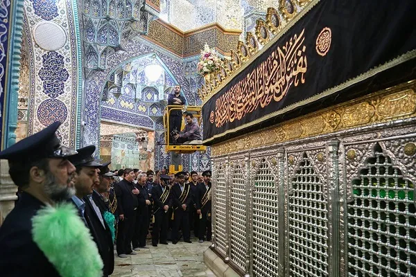 ضریح مطهر بانوی کرامت سیاهپوش شد
