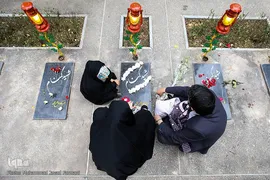 غبارروبی مزار شهدا در آخرین پنجشنبه سال ۱۳۹۷