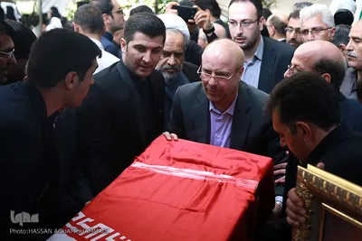 محمد باقر قالیباف، شهردار اسبق تهران در مراسم تشییع پیکر مرحوم حجت الاسلام «احمد احمدی» عضو  فقید شورای عالی انقلاب فرهنگی