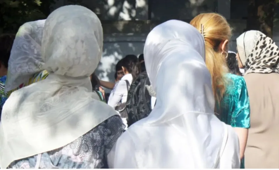 Dans la ville tadjike de Penjikent, les autorités locales et les forces de l’ordre ont lancé des raids contre des vêtements jugés incompatibles avec les valeurs nationales. Les médias locaux l’ont rapporté.