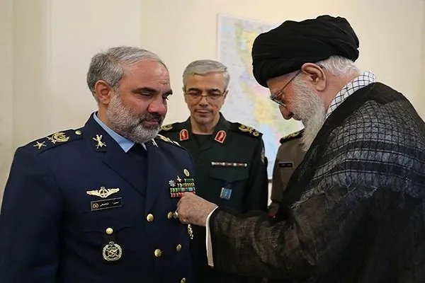 نصب نشان نصر بر سینه امیر سرتیپ خلبان شاه‌صفی