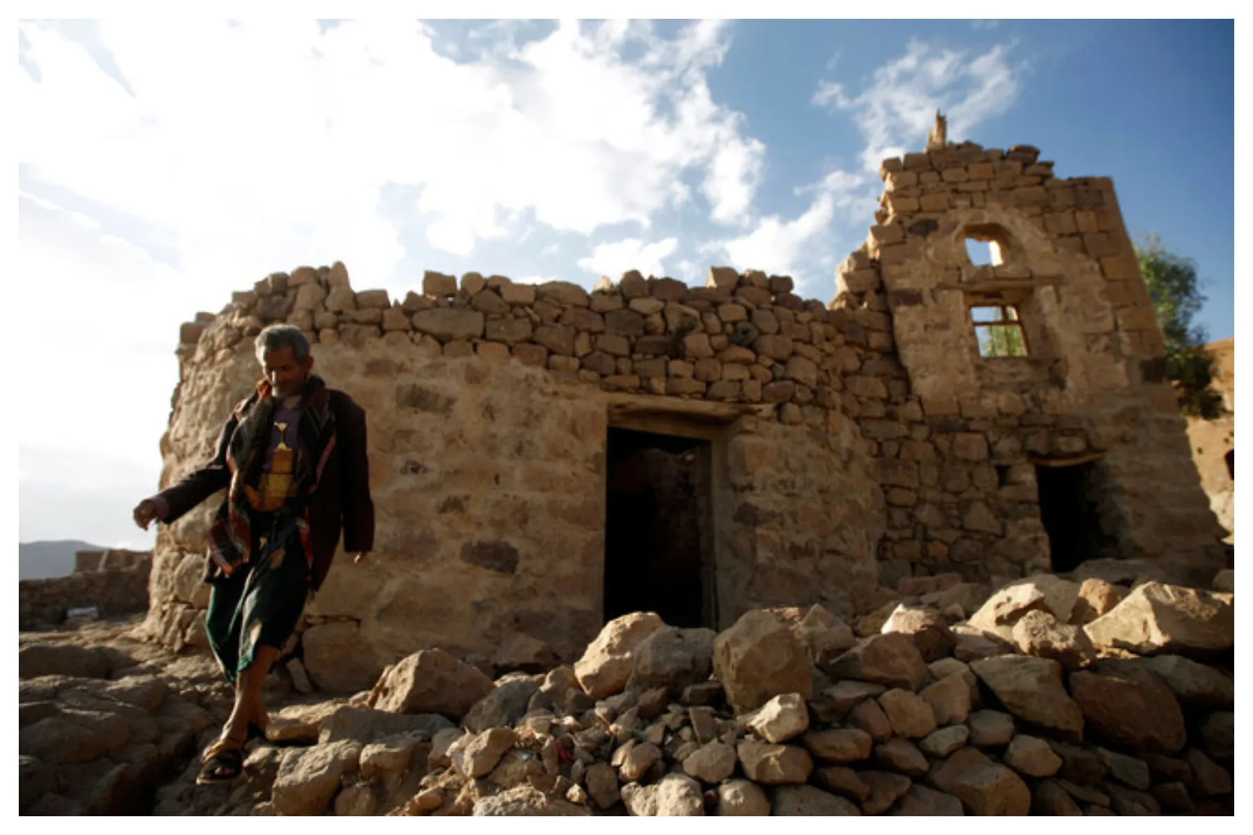 Los crímenes de guerra continúan, la agresión saudita mata a una familia en Yemen