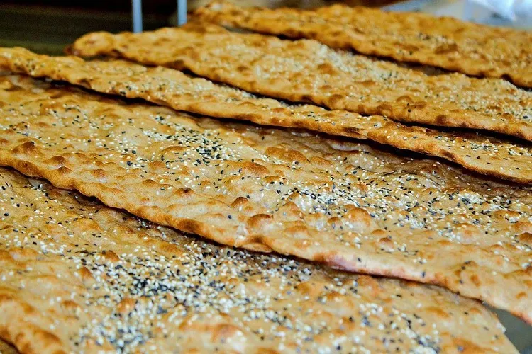 پخت ۳۰ هزار قرص نان برای زائران رضوی توسط موکب سیدالشهدای سیرجان
