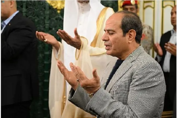 رئیس جمهور مصر مسجد الحرام و مسجد النبی را زیارت کرد + فیلم