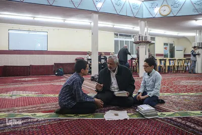 محمد قدیری بیان به سوالات دینی بچه‌ها در مسجد پاسخ می‌دهد .