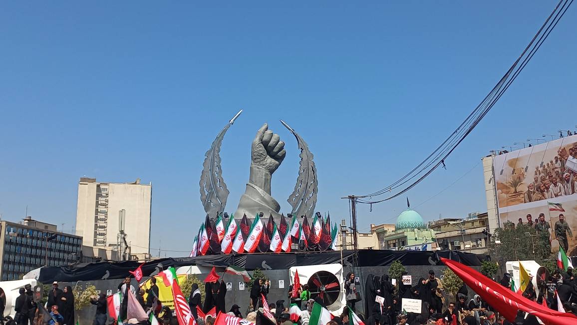المان مشت گره کرده در میدان انقلاب