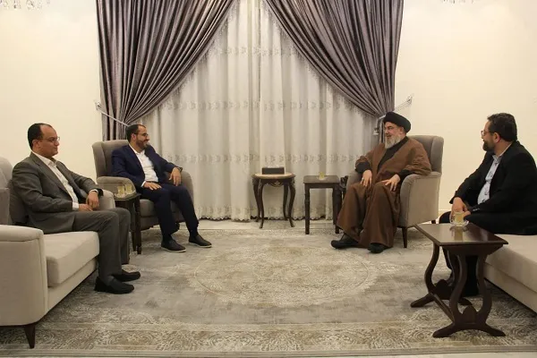 بررسی آخرین تحولات یمن در دیدار سیدحسن نصرالله با سخنگوی انصارالله