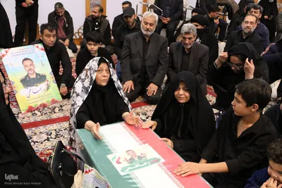 آیین وداع و تشییع پیکر مطهر ٨ شهید جنگ رمضان در شیراز