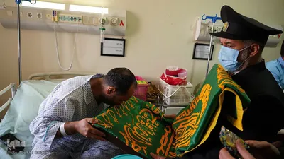 پرچم سبز حرم مطهر رضوی بر بالین مصدومان سانحه طبس