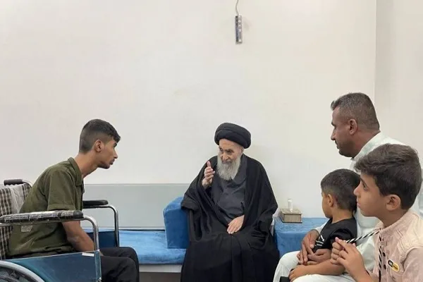 Ayətullah Sistani fiziki məhdudiyyətli şagird ilə görüşdü