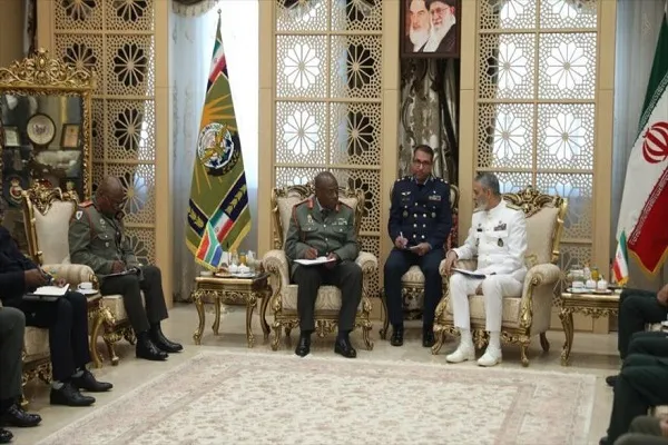 Irán y Sudáfrica abogan por ampliar nexos militares y de defensa