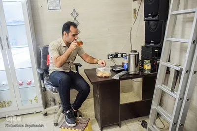 کسبه شهر روزه خود را در محل کارشان باز می‌کنند 