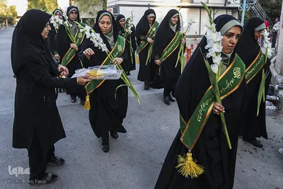 گلباران قبور شهداي دفاع مقدس توسط خادمان حرم شاهچراغ(ع) شيراز