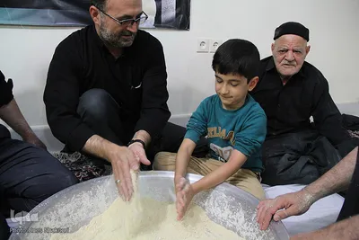 آماده سازی اوماج حلوای سنتی زنجان برای روز عاشورا