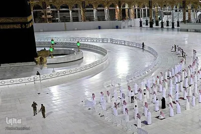 اقامه نماز در کنار کعبه با حفظ فاصله اجتماعی