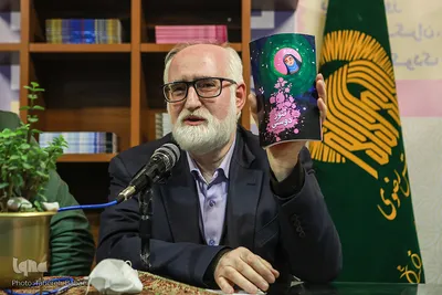 جواد محقق نویسنده، شاعر و روزنامه‌نگار در مراسم رونمایی چهار رمان نوجوان در نشر قدر ولایت
