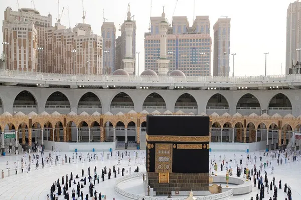 توزیع آب زمزم در مکه از سر گرفته شد