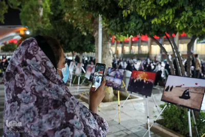 برپایی نمایشگاه عکس به مناسبت هفته دفاع مقدس در حرم مطهر شاهچراغ(ع)