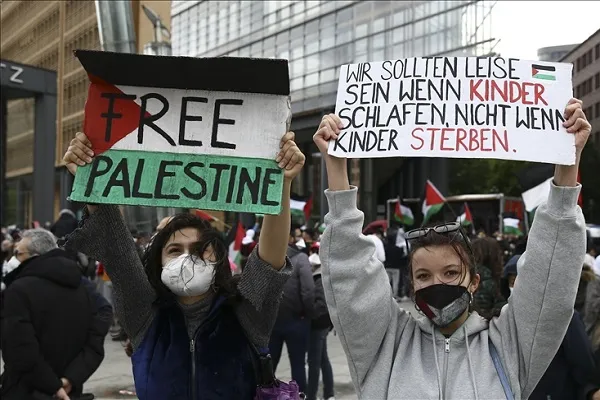 İsrail'in Filistinlilere yönelik saldırıları Berlin'de protesto edildi