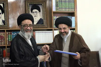 اعطاء کارت خبرنگار افتخاری به نماینده ولی فقیه ـ تبریز